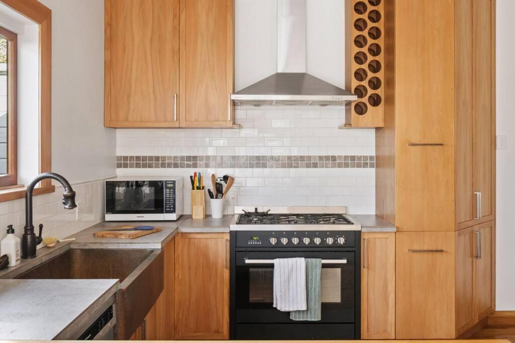 600m To Cbd - Riverfront Holiday home *